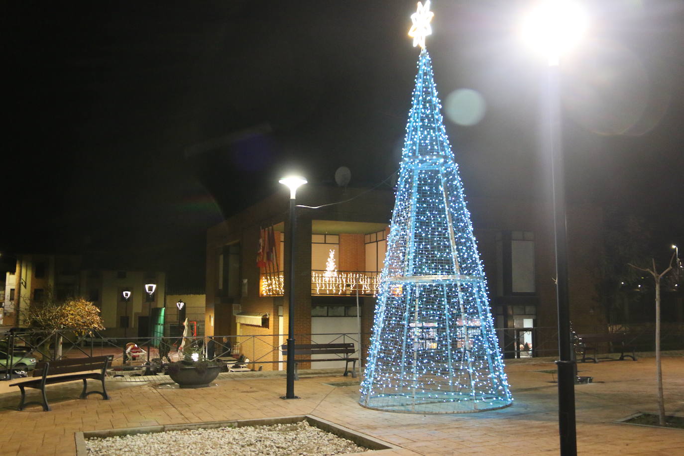 Algunas de las decoraciones que participan en el concurso navideño del Ayuntamiento de Valdevimbre.