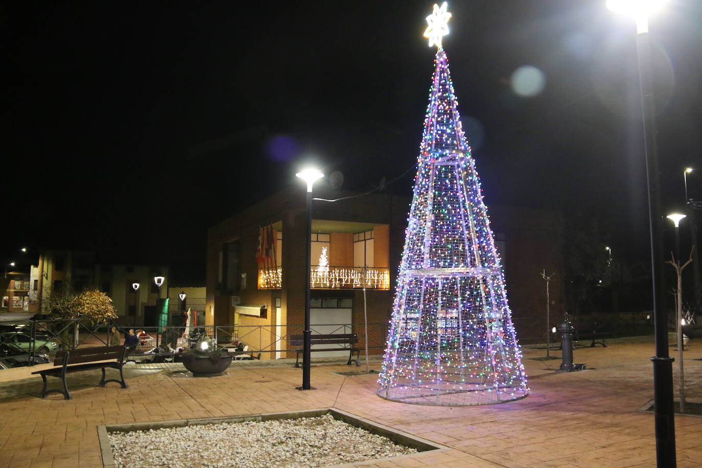 Algunas de las decoraciones que participan en el concurso navideño del Ayuntamiento de Valdevimbre.