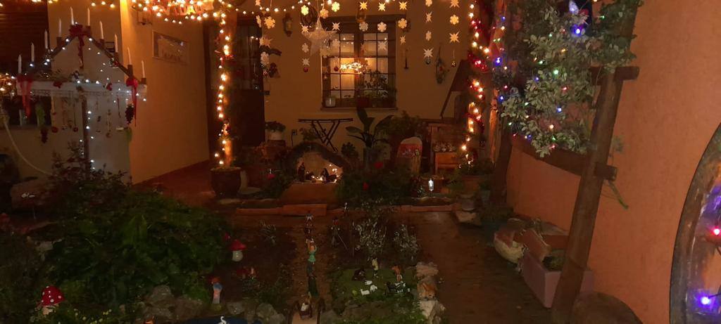 Algunas de las decoraciones que participan en el concurso navideño del Ayuntamiento de Valdevimbre.