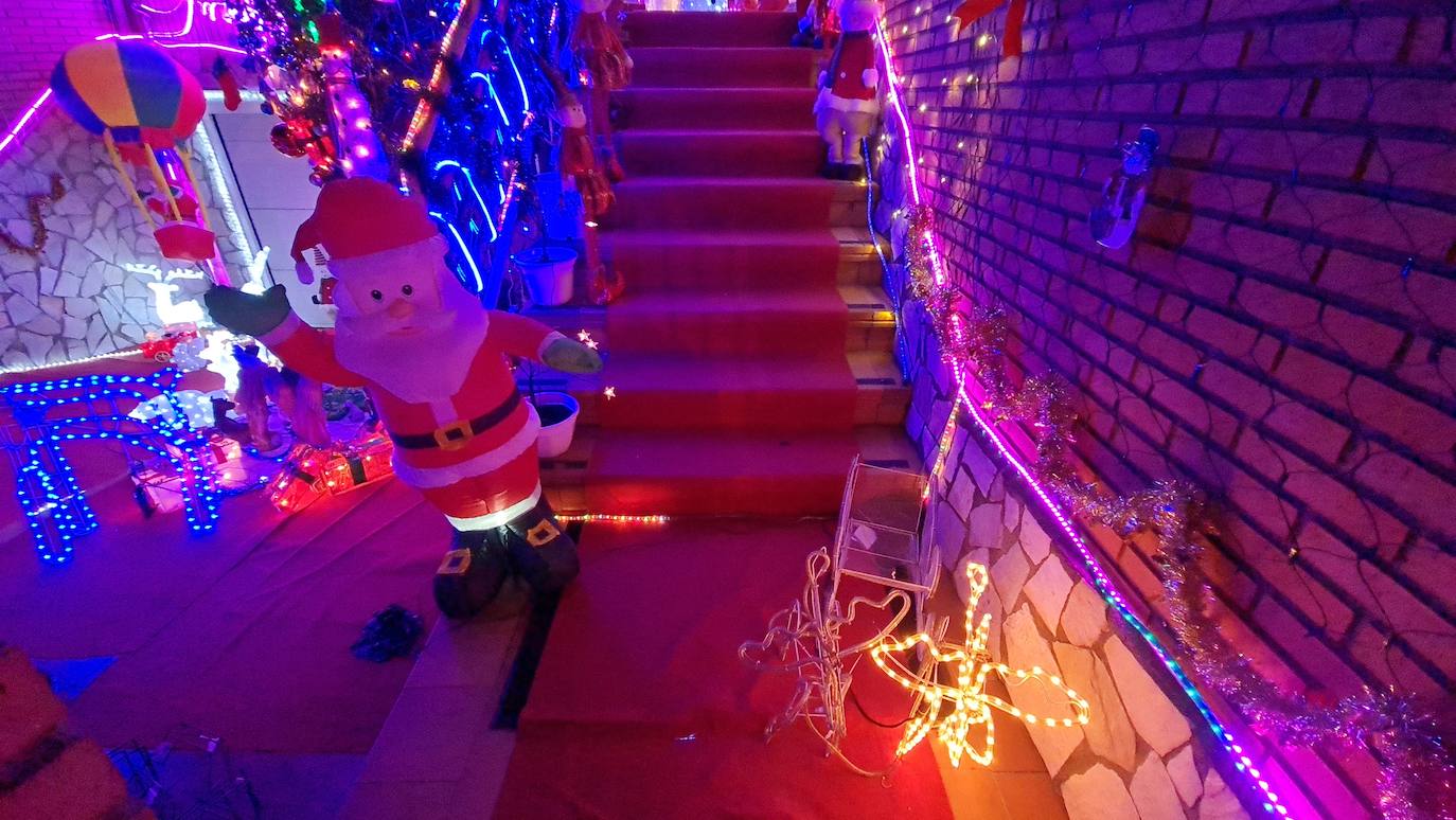 Ni el elevado precio de la luz ni la crisis provocada por la alta inflación han impedido que, de nuevo, miles de luces conviertan a una vivienda de San Andrés del Rabanedo en lugar de peregrinaje para los amantes de la Navidad. 