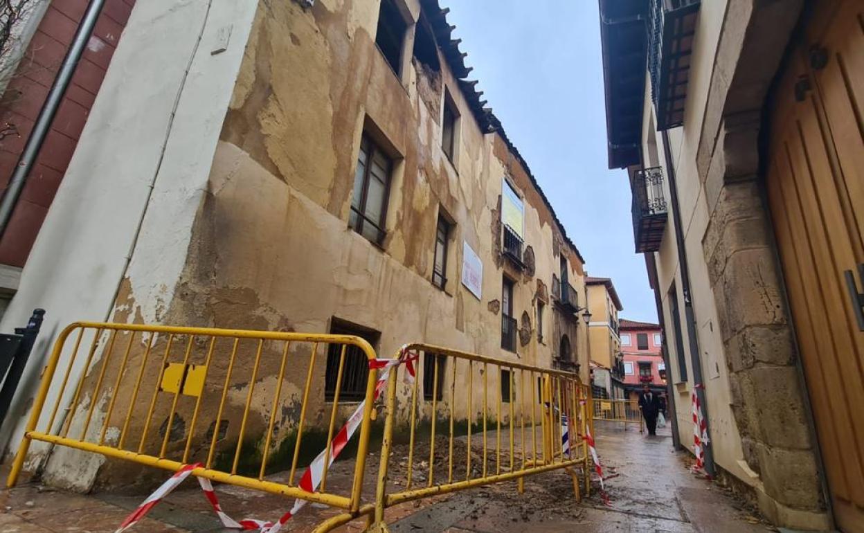 Desde Izquierda Unida León denuncian que la calle Dámaso Merino ha tenido que ser cerrada al tráfico una vez más por culpa del deterioro de la casona. 