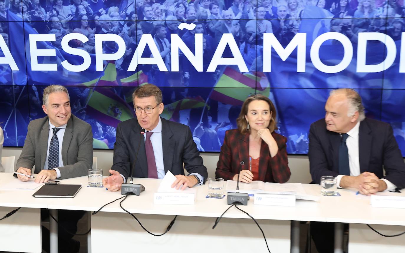 El presidente del Partido Popular, Alberto Núñez Feijóo, preside la reunión de la Junta Directiva Nacional del PP, a la que asiste el presidente del PP de Castilla y León, Alfonso Fernández Mañueco.