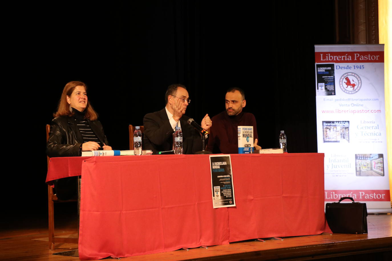 El leonés especialista en geoestrategia, Pedro Baños, ha presentado este lunes en el Nuevo Recreo Industrial su nuevo libro, 'La encrucijada mundial. Un manual del mañana'