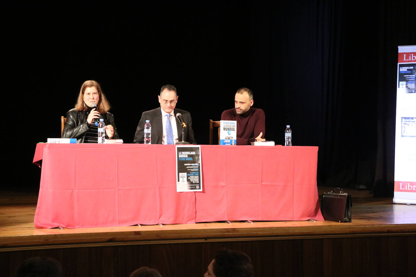 El leonés especialista en geoestrategia, Pedro Baños, ha presentado este lunes en el Nuevo Recreo Industrial su nuevo libro, 'La encrucijada mundial. Un manual del mañana'