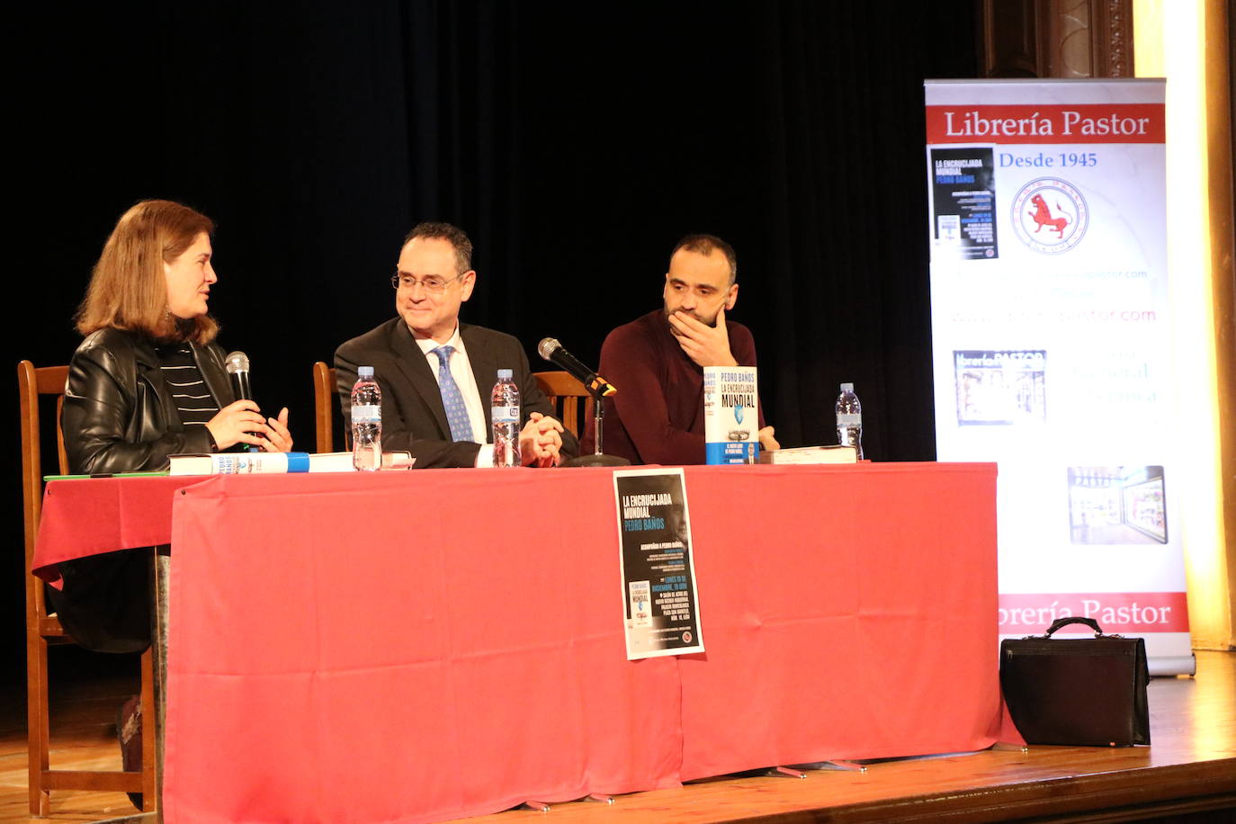 El leonés especialista en geoestrategia, Pedro Baños, ha presentado este lunes en el Nuevo Recreo Industrial su nuevo libro, 'La encrucijada mundial. Un manual del mañana'