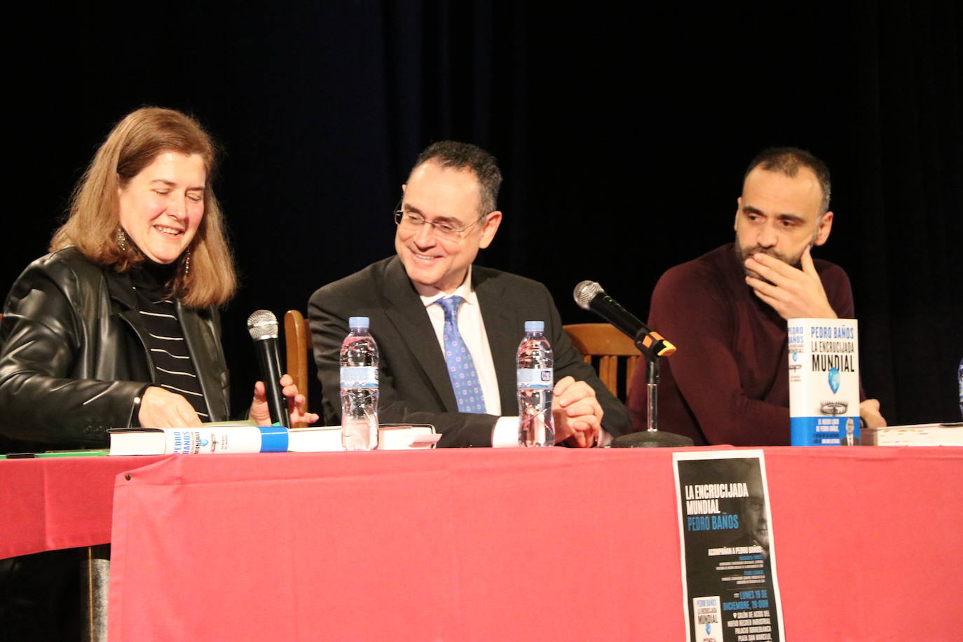 El leonés especialista en geoestrategia, Pedro Baños, ha presentado este lunes en el Nuevo Recreo Industrial su nuevo libro, 'La encrucijada mundial. Un manual del mañana'