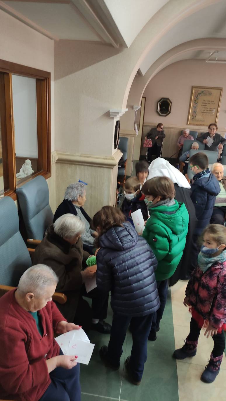 Los alumnos del Colegio Paula Montal de Astorga visitan las residencias.