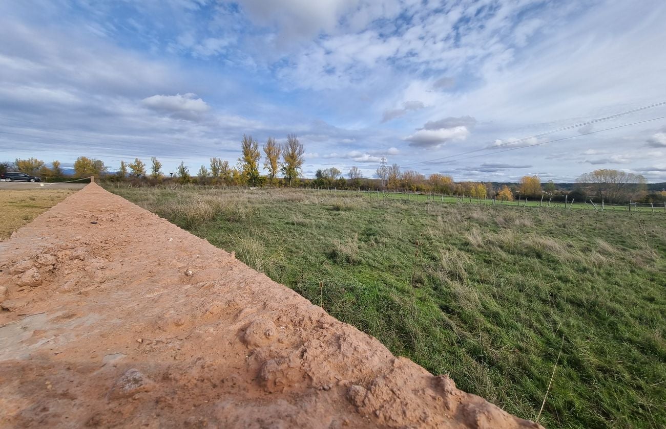 El pleno extraordinario que tendrá lugar este jueves en el Ayuntamiento de Villaquilambre servirá para dar luz verde a una operación de crédito tasada en 1.200.000 euros, sin cadencia y con un plazo de amortización de 20 años, con los que se financiará la mayoría del coste de urbanización de los terrenos en los que se han de ubicar el Instituto y el Centro de Salud.