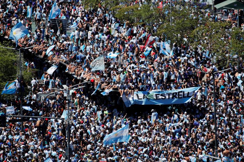 El enorme gentío complicó que el autobús con los campeones pudieran acceder al lugar esperado para la fiesta.