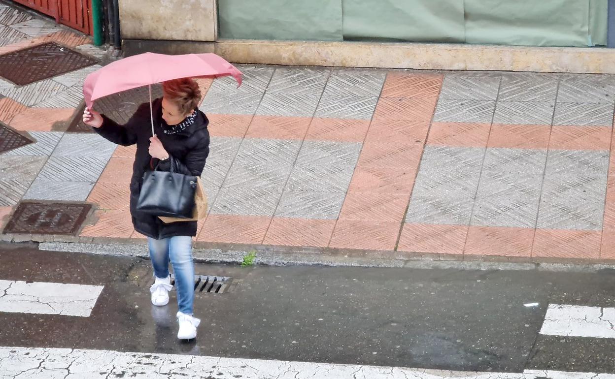 Las lluvias preludian el invierno este martes en León.