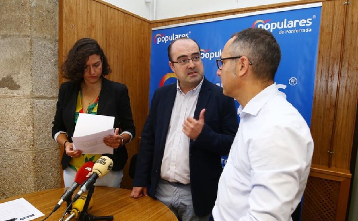 El portavoz municipal del PP, Marco Morala, junto a los ediles Carlos Cortina y Lidia Coca.