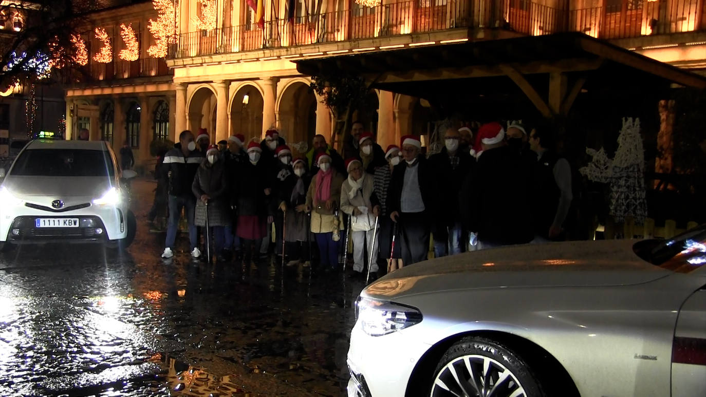 Un año más los taxistas de León ponen sus coches a disposición de las residencias de ancianos para que los más mayores peudan disfrutar de las luces navideñas que decoran el centro de la ciudad | Cerca de 40 residentes de Virgen del Camino y San Juan Pablo II participan en la iniciativa este 2022.