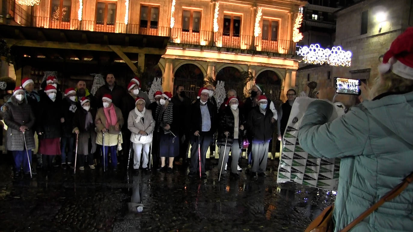 Un año más los taxistas de León ponen sus coches a disposición de las residencias de ancianos para que los más mayores peudan disfrutar de las luces navideñas que decoran el centro de la ciudad | Cerca de 40 residentes de Virgen del Camino y San Juan Pablo II participan en la iniciativa este 2022.