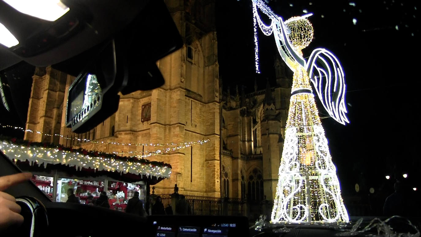 Un año más los taxistas de León ponen sus coches a disposición de las residencias de ancianos para que los más mayores peudan disfrutar de las luces navideñas que decoran el centro de la ciudad | Cerca de 40 residentes de Virgen del Camino y San Juan Pablo II participan en la iniciativa este 2022.