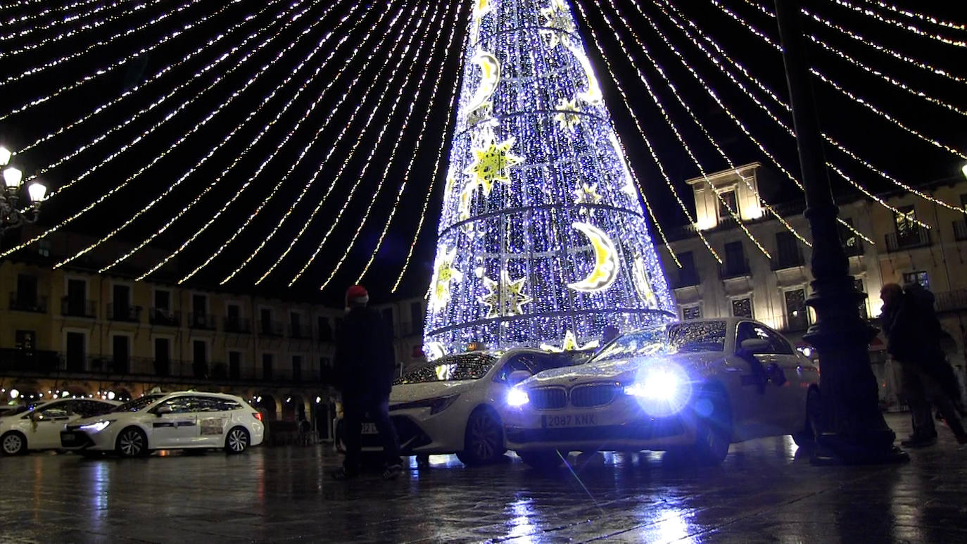 Un año más los taxistas de León ponen sus coches a disposición de las residencias de ancianos para que los más mayores peudan disfrutar de las luces navideñas que decoran el centro de la ciudad | Cerca de 40 residentes de Virgen del Camino y San Juan Pablo II participan en la iniciativa este 2022.