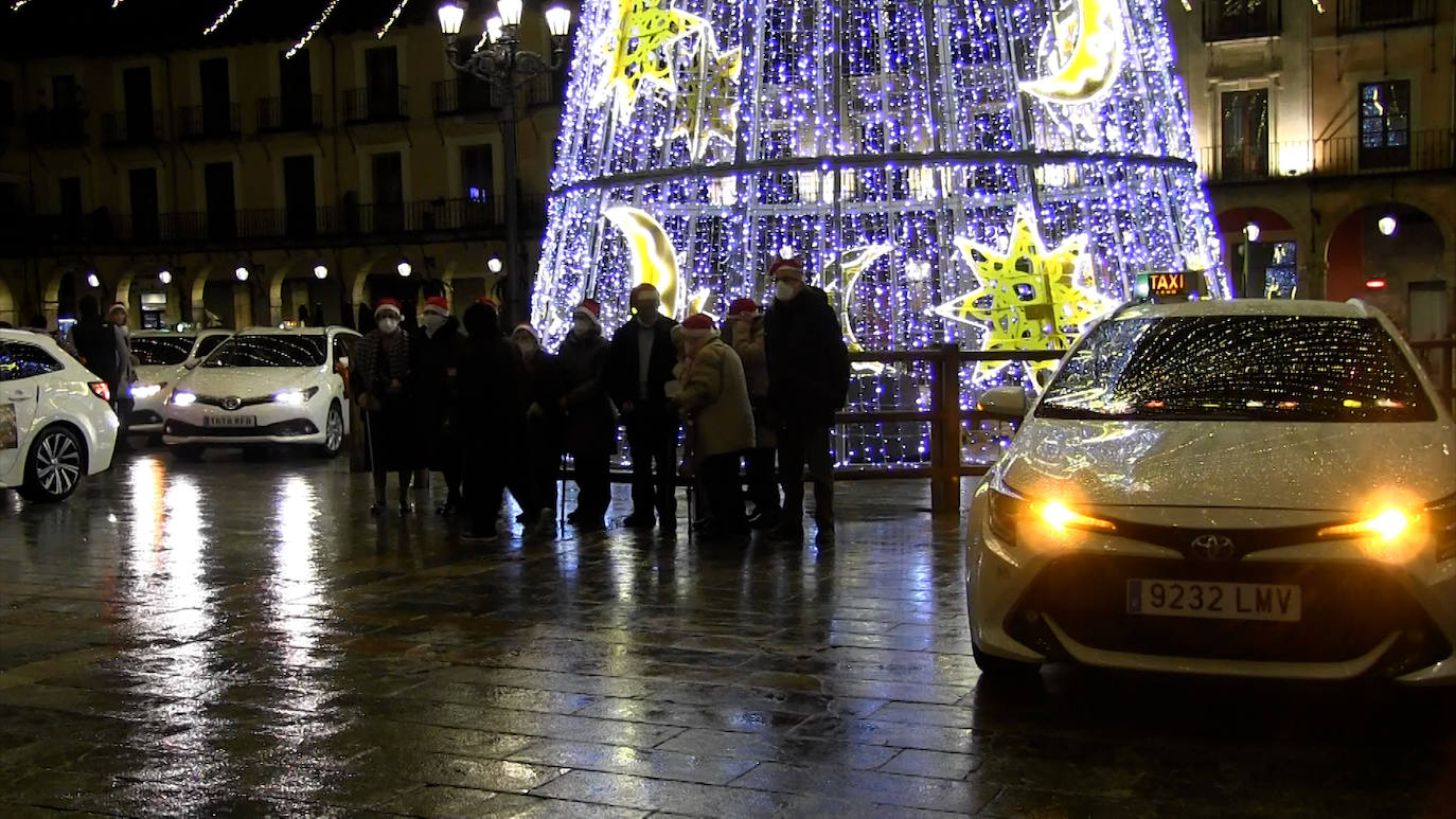 Un año más los taxistas de León ponen sus coches a disposición de las residencias de ancianos para que los más mayores peudan disfrutar de las luces navideñas que decoran el centro de la ciudad | Cerca de 40 residentes de Virgen del Camino y San Juan Pablo II participan en la iniciativa este 2022.