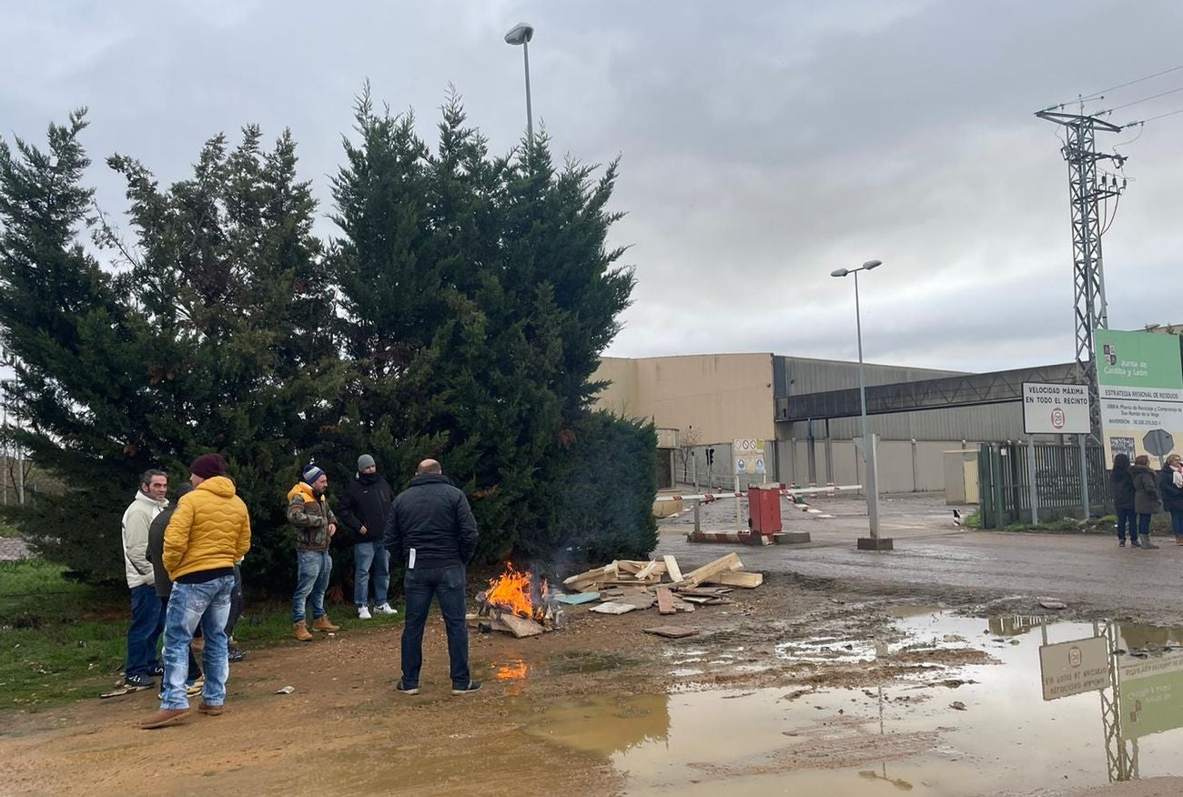 La huelga de la basura se inicia con un seguimiento del 'cien por cien' y el colapso en las plantas de transferencia. Los trabajadores de la UTE cumplen los servicios mínimos, con 40 empleados de los 170 de su plantilla, pero eso no evitará que la basura se haga visible en las calles a partir de este viernes. 