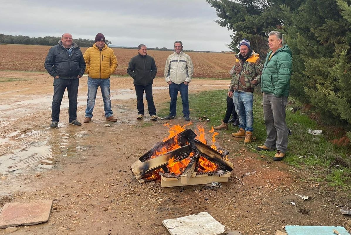 La huelga de la basura se inicia con un seguimiento del 'cien por cien' y el colapso en las plantas de transferencia. Los trabajadores de la UTE cumplen los servicios mínimos, con 40 empleados de los 170 de su plantilla, pero eso no evitará que la basura se haga visible en las calles a partir de este viernes. 