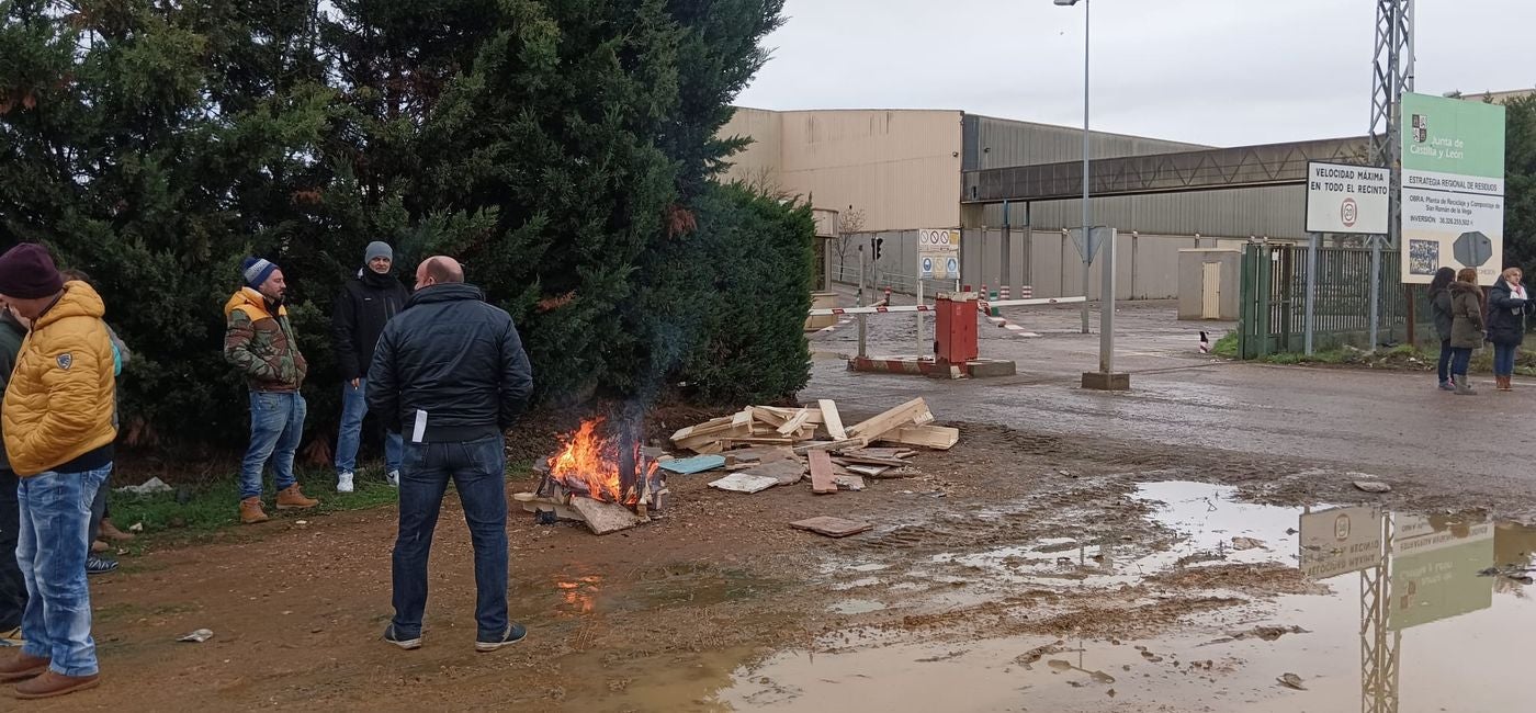 La huelga de la basura se inicia con un seguimiento del 'cien por cien' y el colapso en las plantas de transferencia. Los trabajadores de la UTE cumplen los servicios mínimos, con 40 empleados de los 170 de su plantilla, pero eso no evitará que la basura se haga visible en las calles a partir de este viernes. 