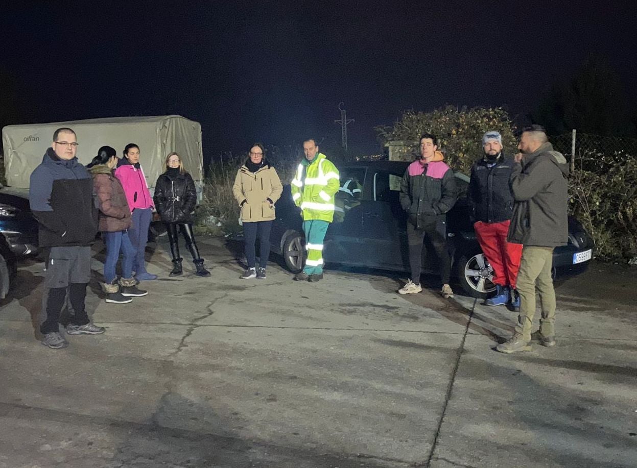 La huelga de la basura se inicia con un seguimiento del 'cien por cien' y el colapso en las plantas de transferencia. Los trabajadores de la UTE cumplen los servicios mínimos, con 40 empleados de los 170 de su plantilla, pero eso no evitará que la basura se haga visible en las calles a partir de este viernes. 