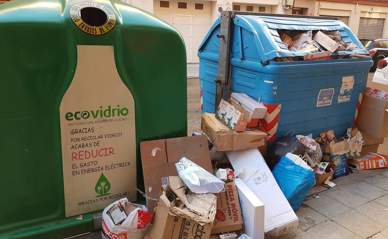 Imagen cedida por Ciudadanos de unos contenedores llenos de basura,