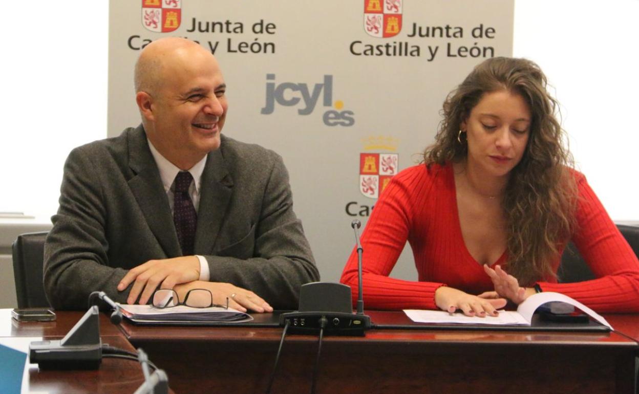 El viceconsejero de Transformación Digital, Jorge Llorente, y la delegada territorial de la Junta, Ester Muñoz, presiden la reunión sobre estas ayudas de conectividad empresarial en la Delegación Territorial de la Junta en León. 