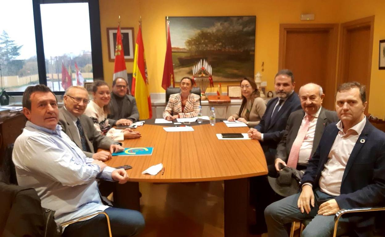 La consejera de Movilidad y Transformación Digital, María González Corral, se reunió el pasado martes con el alcalde de la localidad leonesa de La Bañeza, Javier Carrera, y con representantes de la plataforma en defensa de la carretera León-Braganza.