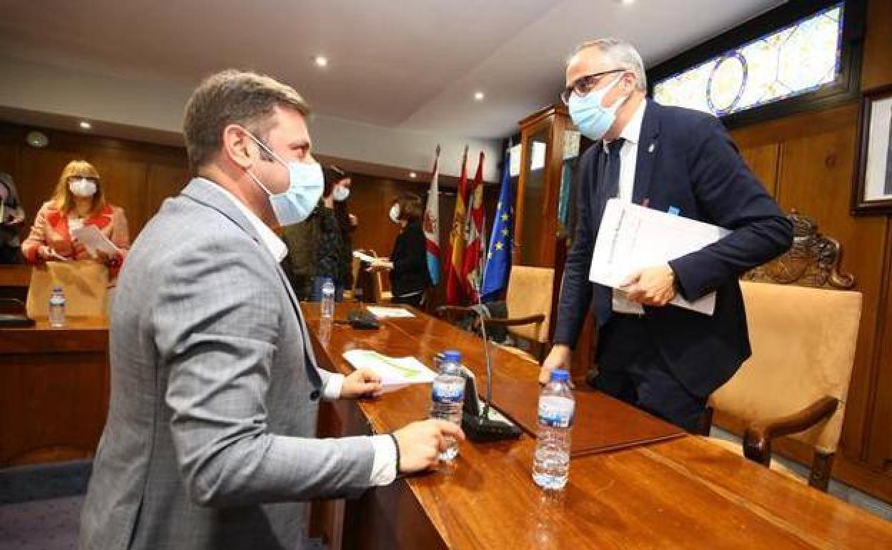 El alcalde de Ponferrada, Olegario Ramón, y el portavoz municipal de CB, Iván Alonso, durante un pleno.