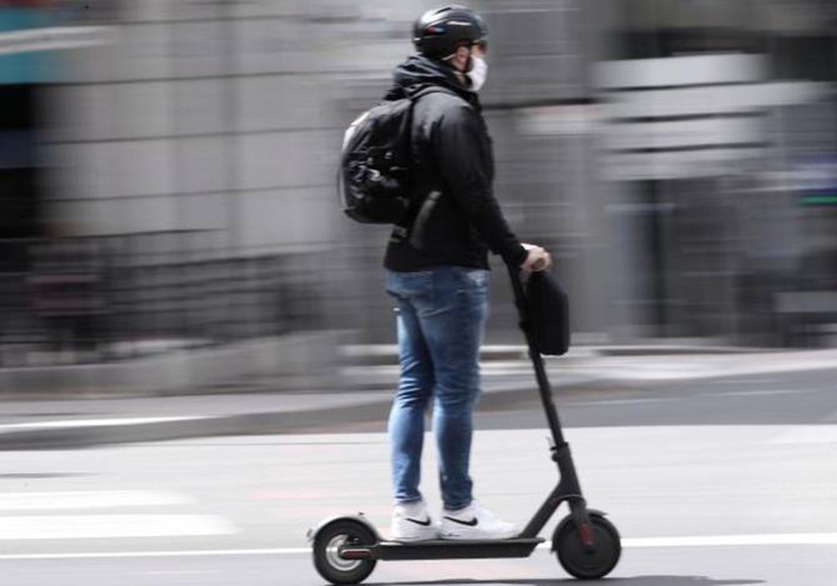 Un usuario circula por las calles de La Rioja en patinete