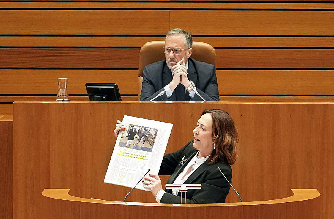 El consejero de Economía y Hacienda, Carlos Fernández Carriedo, durante el Pleno monográfico de los Presupuestos Generales de la Comunidad para 2023