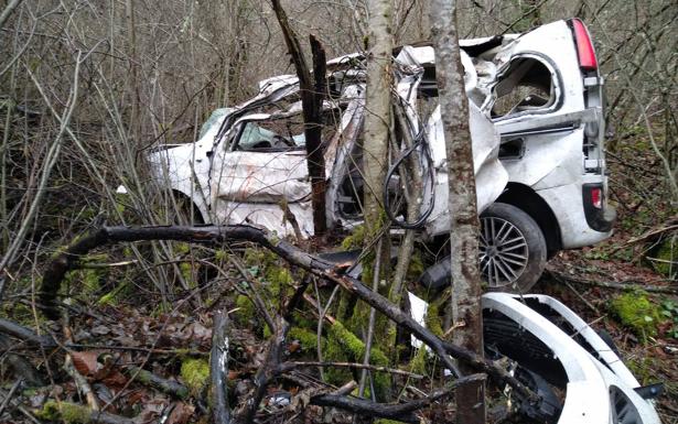 El vehículo, completamente destrozado tras la caída por un terraplén de 30 metros.