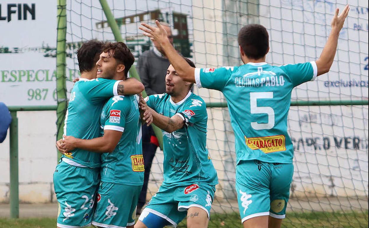 Los jugadores del Atlético Astorga celebran un gol.