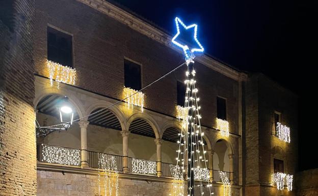 Imagen principal - Palacio de los Vega iluminado en Grajal de Campos. 