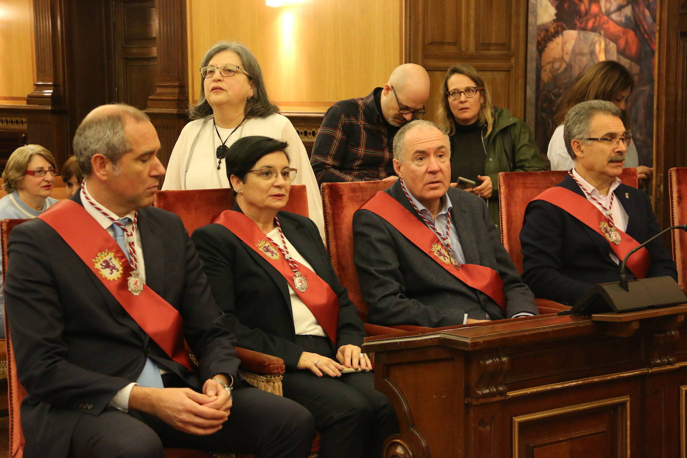 Un emocionado Dani Martínez recoge hoy en el salón de plenos del Ayuntamiento de León y de manos de su alcalde el título que reconoce al cómico como hijo predilecto de la ciudad | Rodeado de su familia y de la corporación municipal, se ha reconocido como «un leonés más que ha tenido la suerte de tener el altavoz para decir lo que todos los leoneses sentimos».