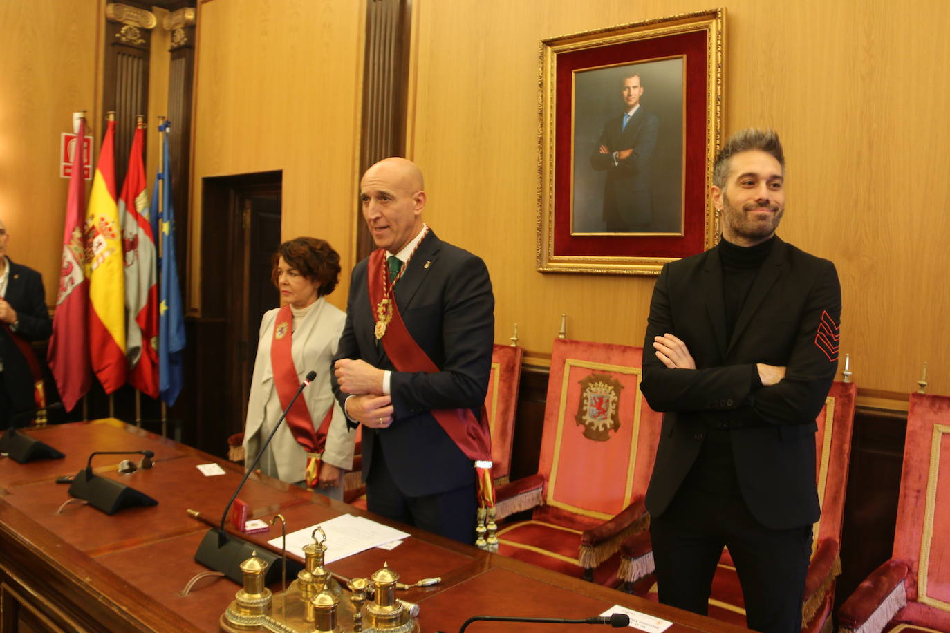 Un emocionado Dani Martínez recoge hoy en el salón de plenos del Ayuntamiento de León y de manos de su alcalde el título que reconoce al cómico como hijo predilecto de la ciudad | Rodeado de su familia y de la corporación municipal, se ha reconocido como «un leonés más que ha tenido la suerte de tener el altavoz para decir lo que todos los leoneses sentimos».