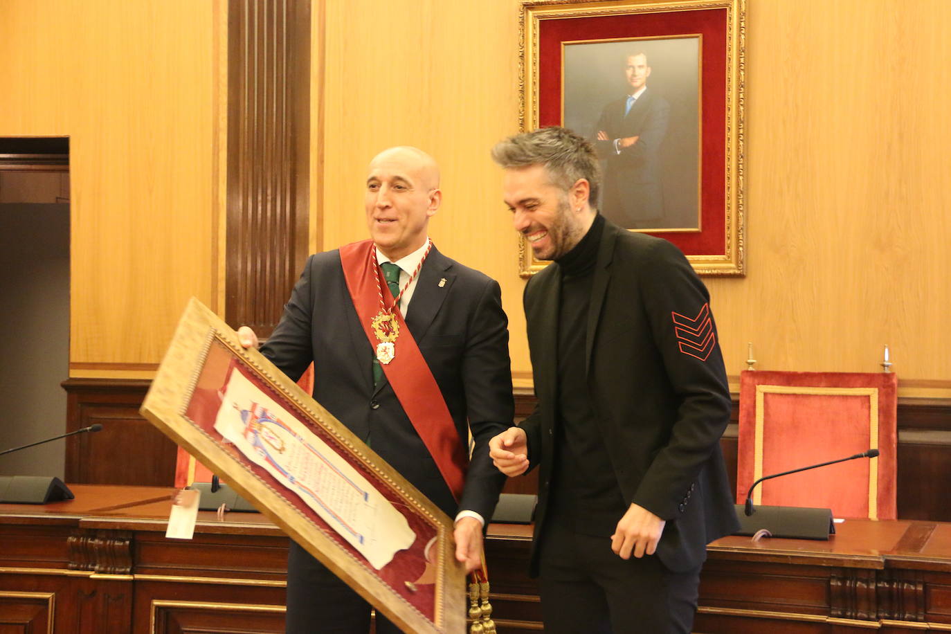 Un emocionado Dani Martínez recoge hoy en el salón de plenos del Ayuntamiento de León y de manos de su alcalde el título que reconoce al cómico como hijo predilecto de la ciudad | Rodeado de su familia y de la corporación municipal, se ha reconocido como «un leonés más que ha tenido la suerte de tener el altavoz para decir lo que todos los leoneses sentimos».