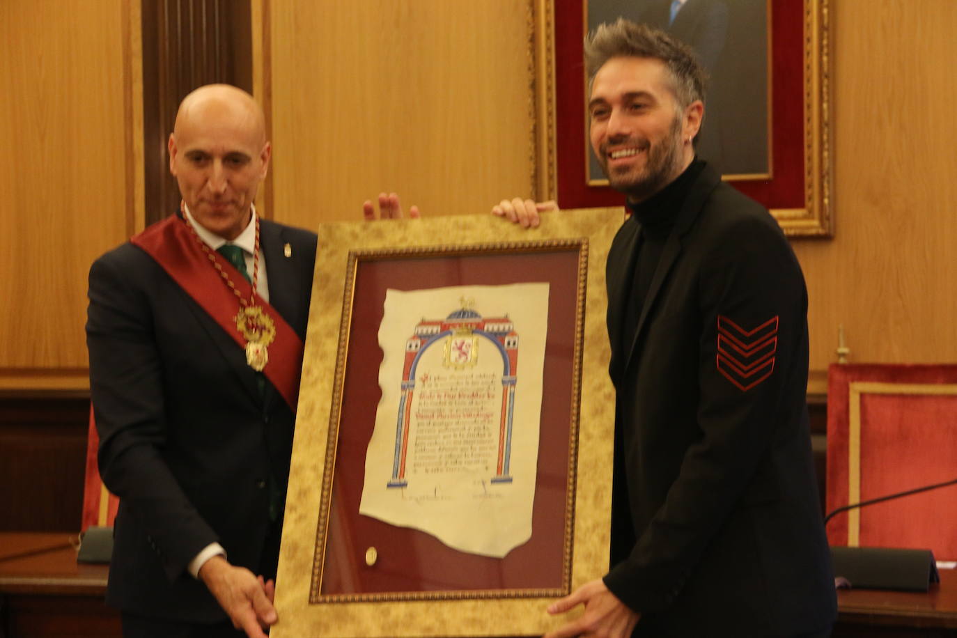 Un emocionado Dani Martínez recoge hoy en el salón de plenos del Ayuntamiento de León y de manos de su alcalde el título que reconoce al cómico como hijo predilecto de la ciudad | Rodeado de su familia y de la corporación municipal, se ha reconocido como «un leonés más que ha tenido la suerte de tener el altavoz para decir lo que todos los leoneses sentimos».