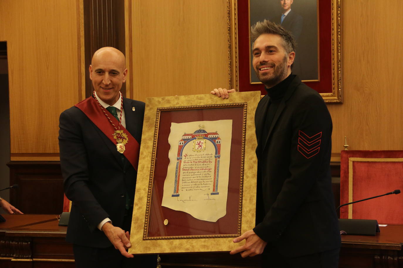 Un emocionado Dani Martínez recoge hoy en el salón de plenos del Ayuntamiento de León y de manos de su alcalde el título que reconoce al cómico como hijo predilecto de la ciudad | Rodeado de su familia y de la corporación municipal, se ha reconocido como «un leonés más que ha tenido la suerte de tener el altavoz para decir lo que todos los leoneses sentimos».