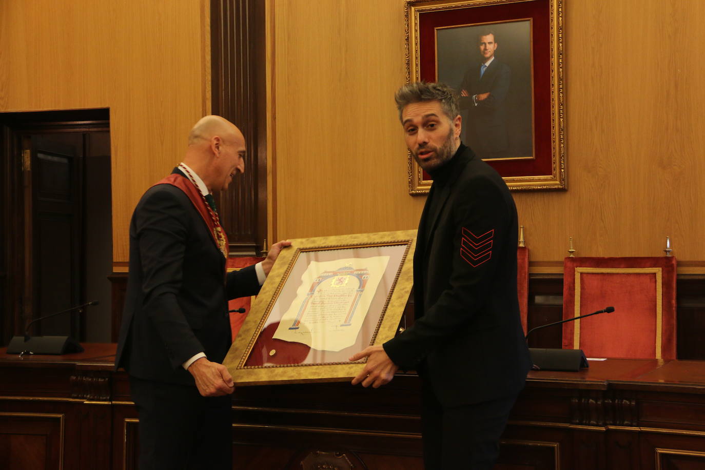 Un emocionado Dani Martínez recoge hoy en el salón de plenos del Ayuntamiento de León y de manos de su alcalde el título que reconoce al cómico como hijo predilecto de la ciudad | Rodeado de su familia y de la corporación municipal, se ha reconocido como «un leonés más que ha tenido la suerte de tener el altavoz para decir lo que todos los leoneses sentimos».