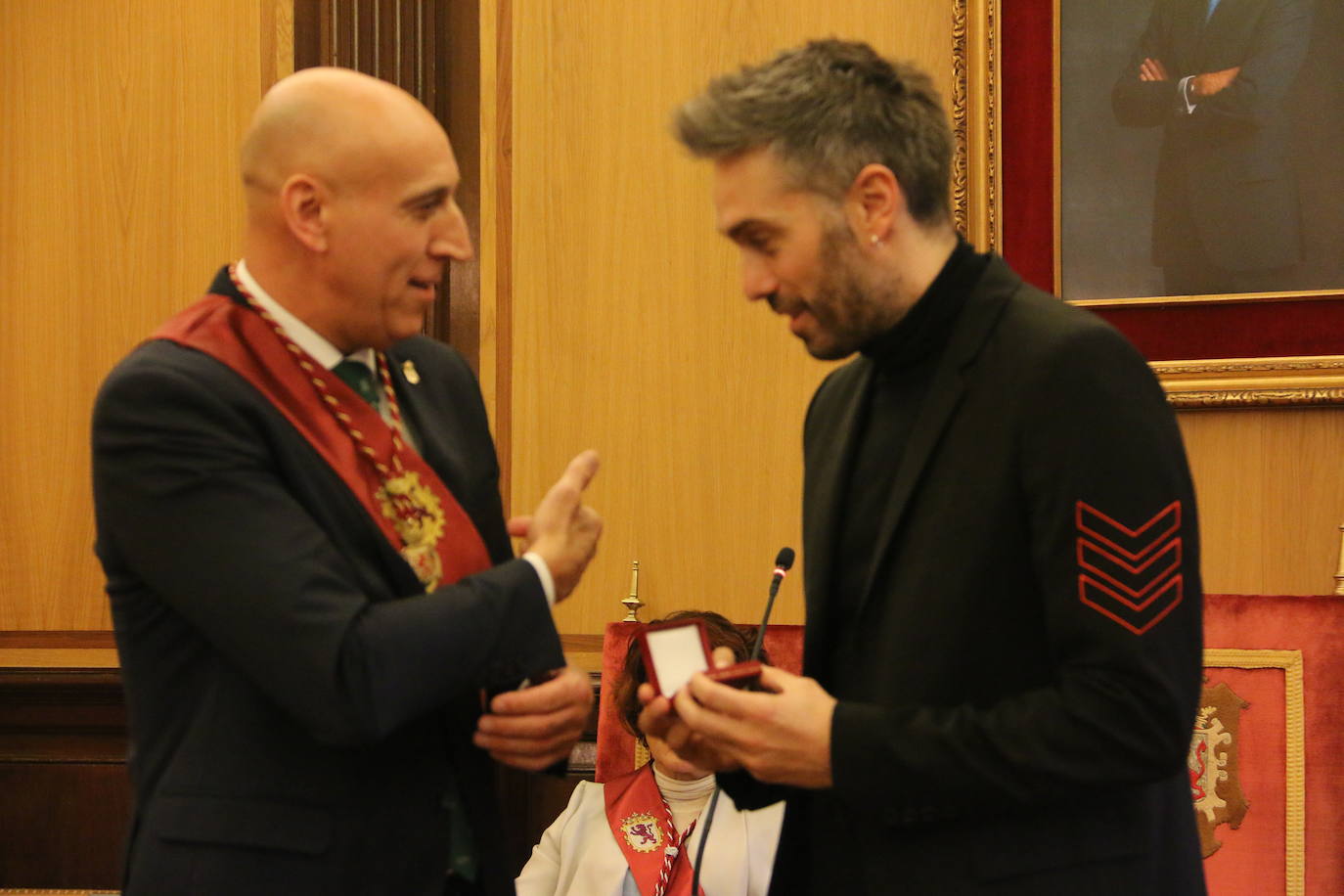 Un emocionado Dani Martínez recoge hoy en el salón de plenos del Ayuntamiento de León y de manos de su alcalde el título que reconoce al cómico como hijo predilecto de la ciudad | Rodeado de su familia y de la corporación municipal, se ha reconocido como «un leonés más que ha tenido la suerte de tener el altavoz para decir lo que todos los leoneses sentimos».