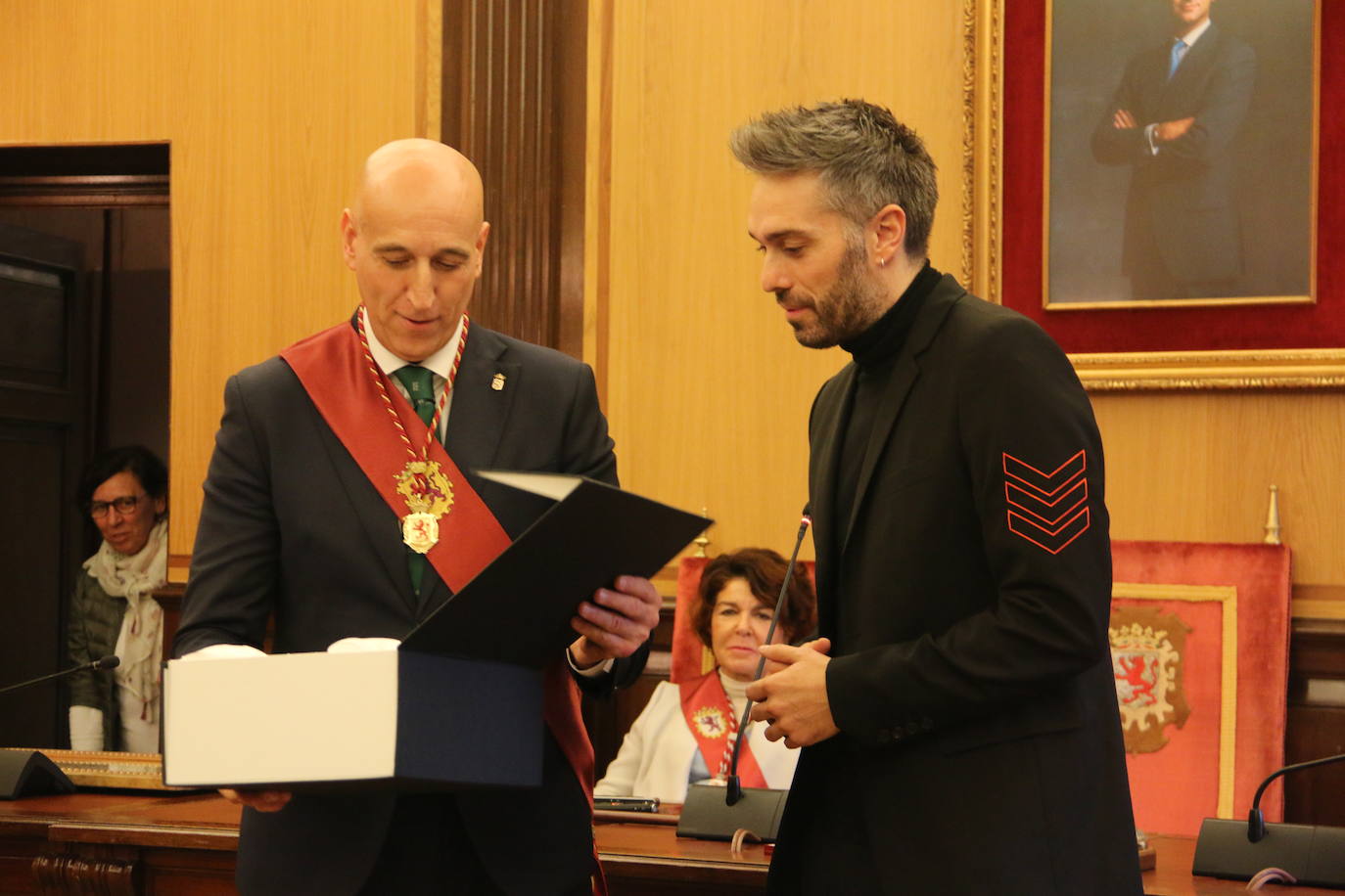 Un emocionado Dani Martínez recoge hoy en el salón de plenos del Ayuntamiento de León y de manos de su alcalde el título que reconoce al cómico como hijo predilecto de la ciudad | Rodeado de su familia y de la corporación municipal, se ha reconocido como «un leonés más que ha tenido la suerte de tener el altavoz para decir lo que todos los leoneses sentimos».