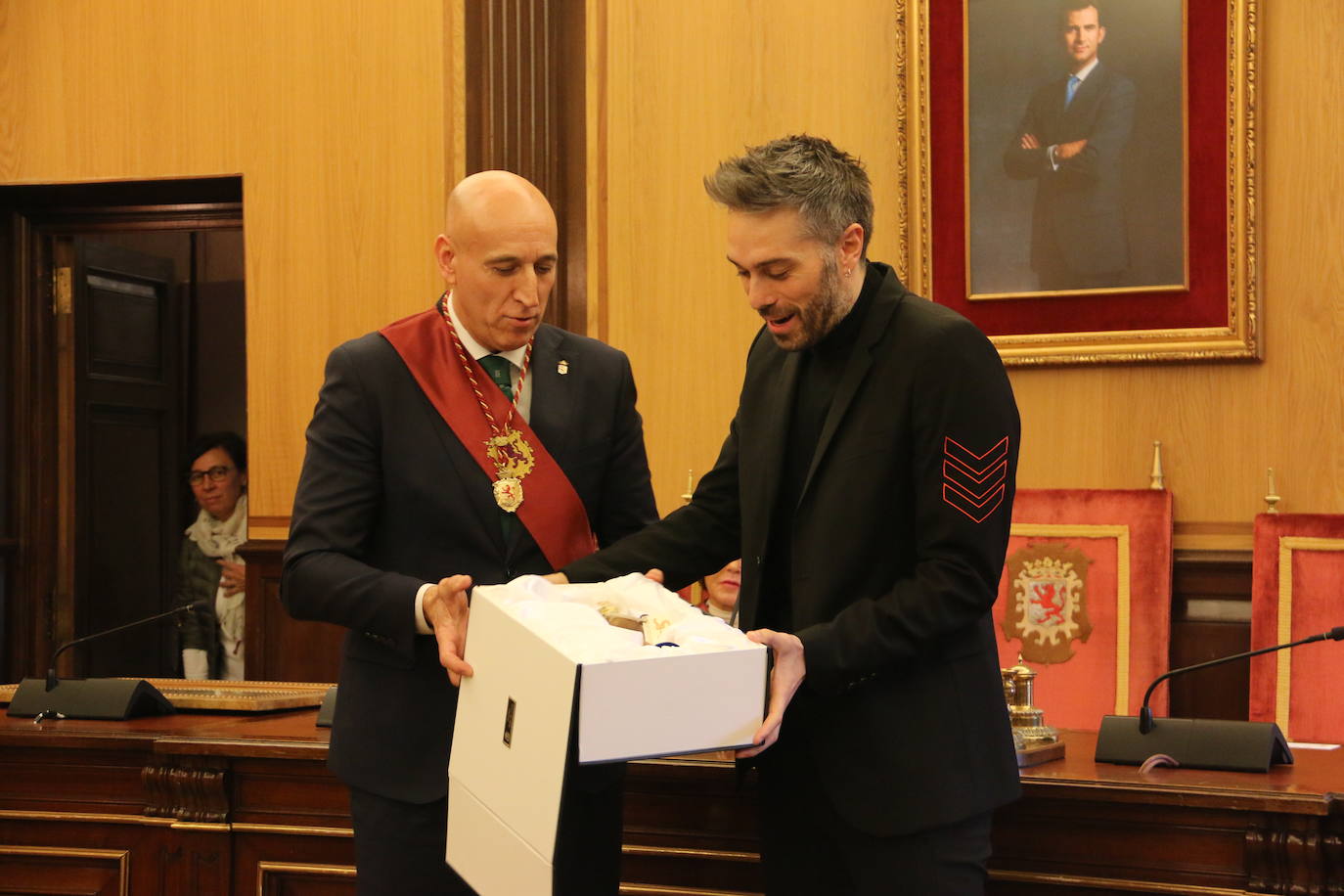 Un emocionado Dani Martínez recoge hoy en el salón de plenos del Ayuntamiento de León y de manos de su alcalde el título que reconoce al cómico como hijo predilecto de la ciudad | Rodeado de su familia y de la corporación municipal, se ha reconocido como «un leonés más que ha tenido la suerte de tener el altavoz para decir lo que todos los leoneses sentimos».