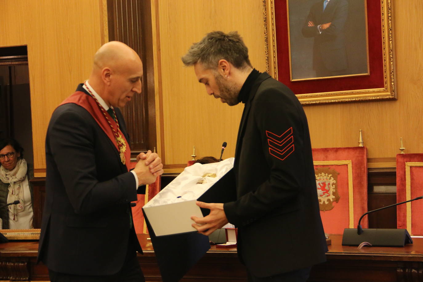 Un emocionado Dani Martínez recoge hoy en el salón de plenos del Ayuntamiento de León y de manos de su alcalde el título que reconoce al cómico como hijo predilecto de la ciudad | Rodeado de su familia y de la corporación municipal, se ha reconocido como «un leonés más que ha tenido la suerte de tener el altavoz para decir lo que todos los leoneses sentimos».