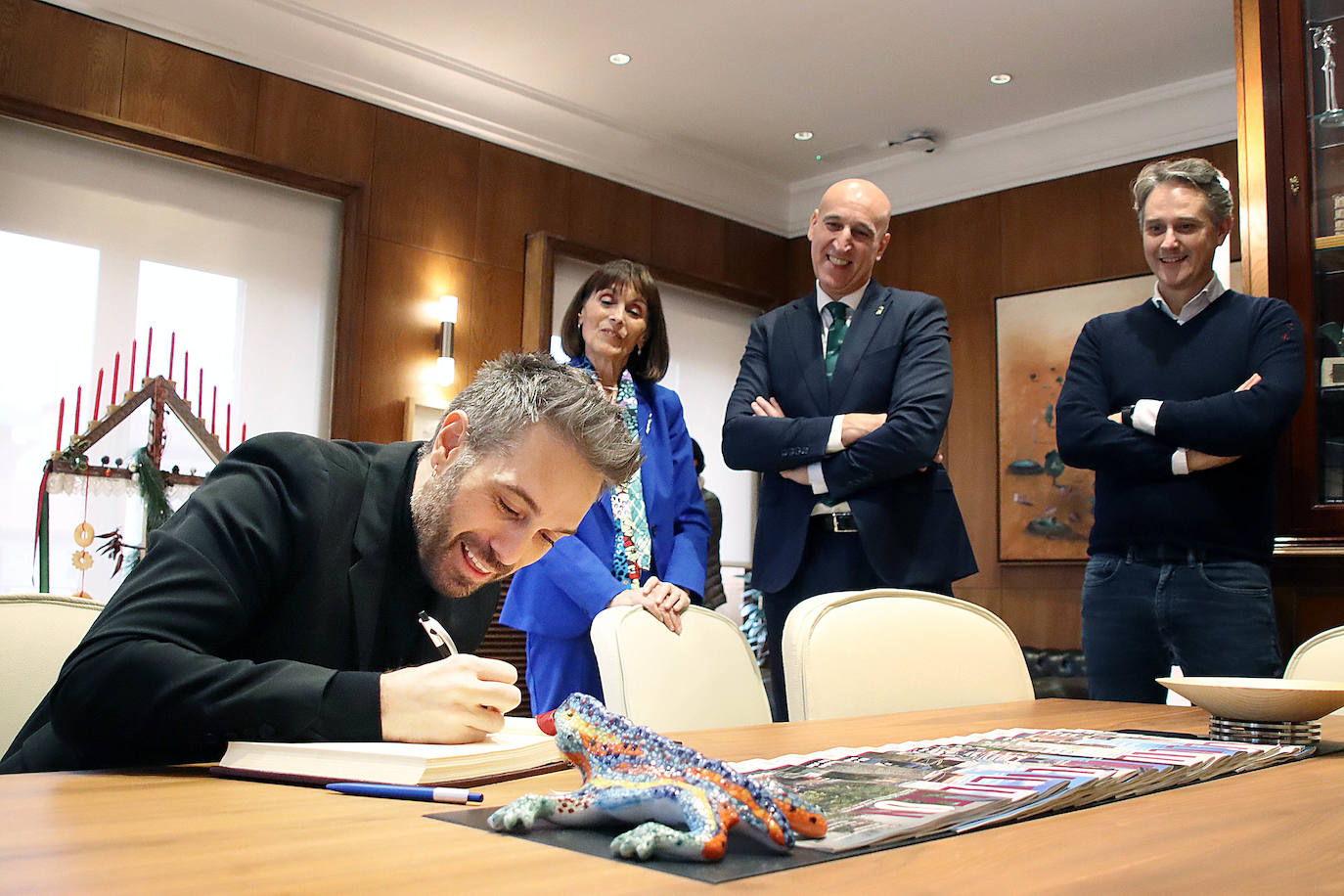 Un emocionado Dani Martínez recoge hoy en el salón de plenos del Ayuntamiento de León y de manos de su alcalde el título que reconoce al cómico como hijo predilecto de la ciudad | Rodeado de su familia y de la corporación municipal, se ha reconocido como «un leonés más que ha tenido la suerte de tener el altavoz para decir lo que todos los leoneses sentimos».