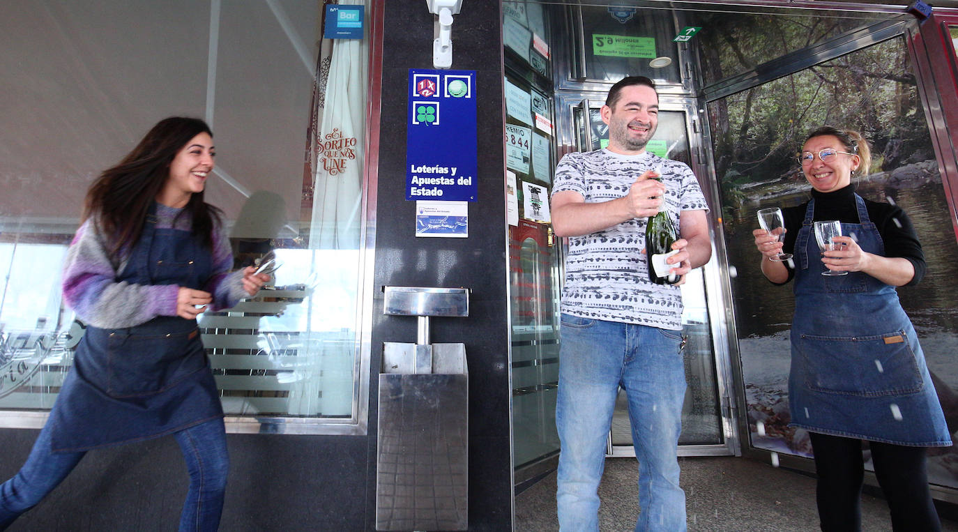 La suerte sonrió hoy al bar Moderno de la localidad ponferradina de Columbrianos, donde se vendieron 30 décimos del Gordo de la Navidad. Tras la barra, el propietario del local, José Ángel Álvarez, dejaba ver su ilusión tras repartir un total de 12 millones de euros entre sus clientes habituales. «Está repartido por la zona», señalaba José Ángel, que confió en que los agraciados puedan disfrutar de su premio.