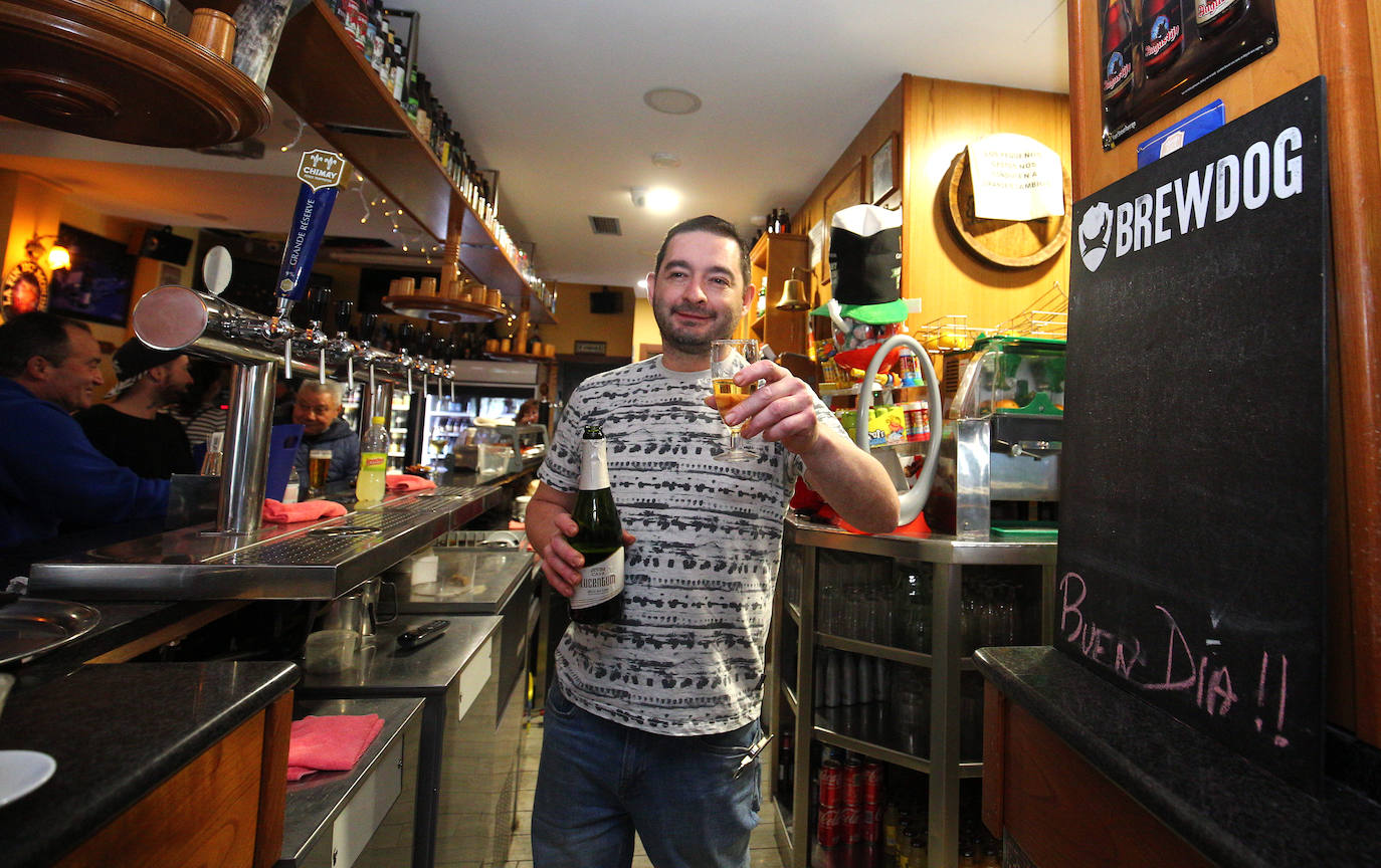 La suerte sonrió hoy al bar Moderno de la localidad ponferradina de Columbrianos, donde se vendieron 30 décimos del Gordo de la Navidad. Tras la barra, el propietario del local, José Ángel Álvarez, dejaba ver su ilusión tras repartir un total de 12 millones de euros entre sus clientes habituales. «Está repartido por la zona», señalaba José Ángel, que confió en que los agraciados puedan disfrutar de su premio.