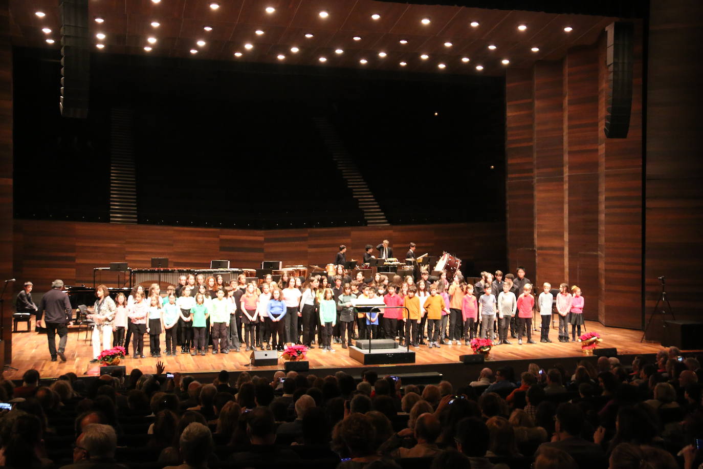 El Auditorio de León ha acogido este jueves, 22 de diciembre, el tradicional concierto de Navidad que ofrece las diferentes agrupaciones musicales del Conservatorio Profesional de Música de León.