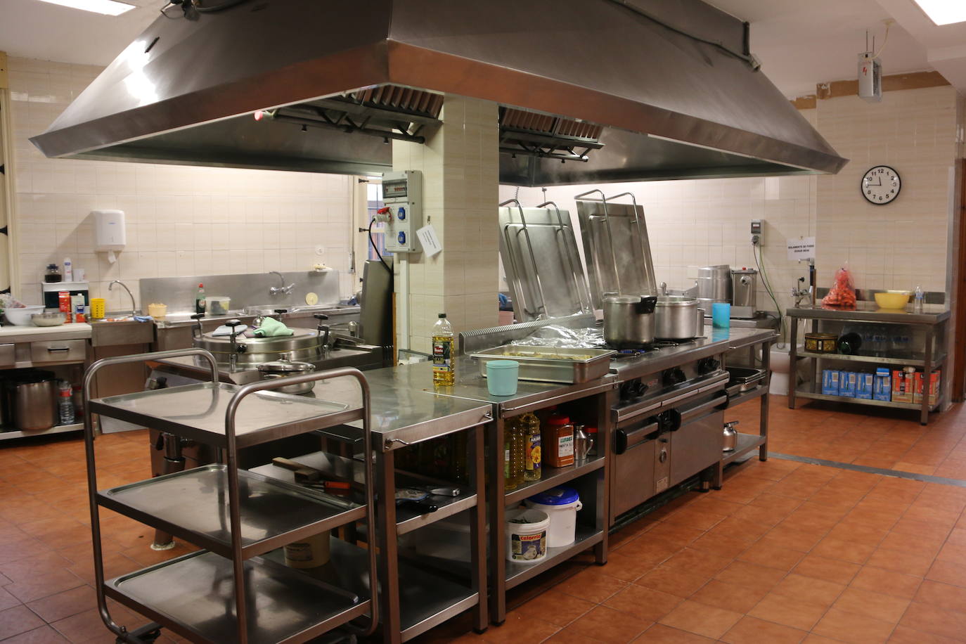 Preparativos del comedor social para las comidas de Navidad. 