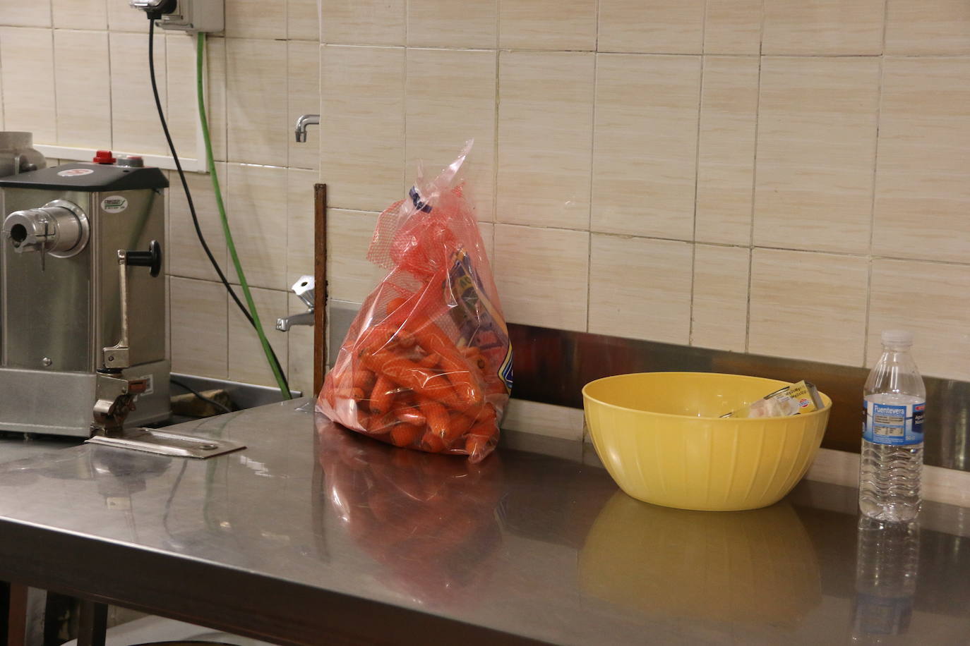 Preparativos del comedor social para las comidas de Navidad. 