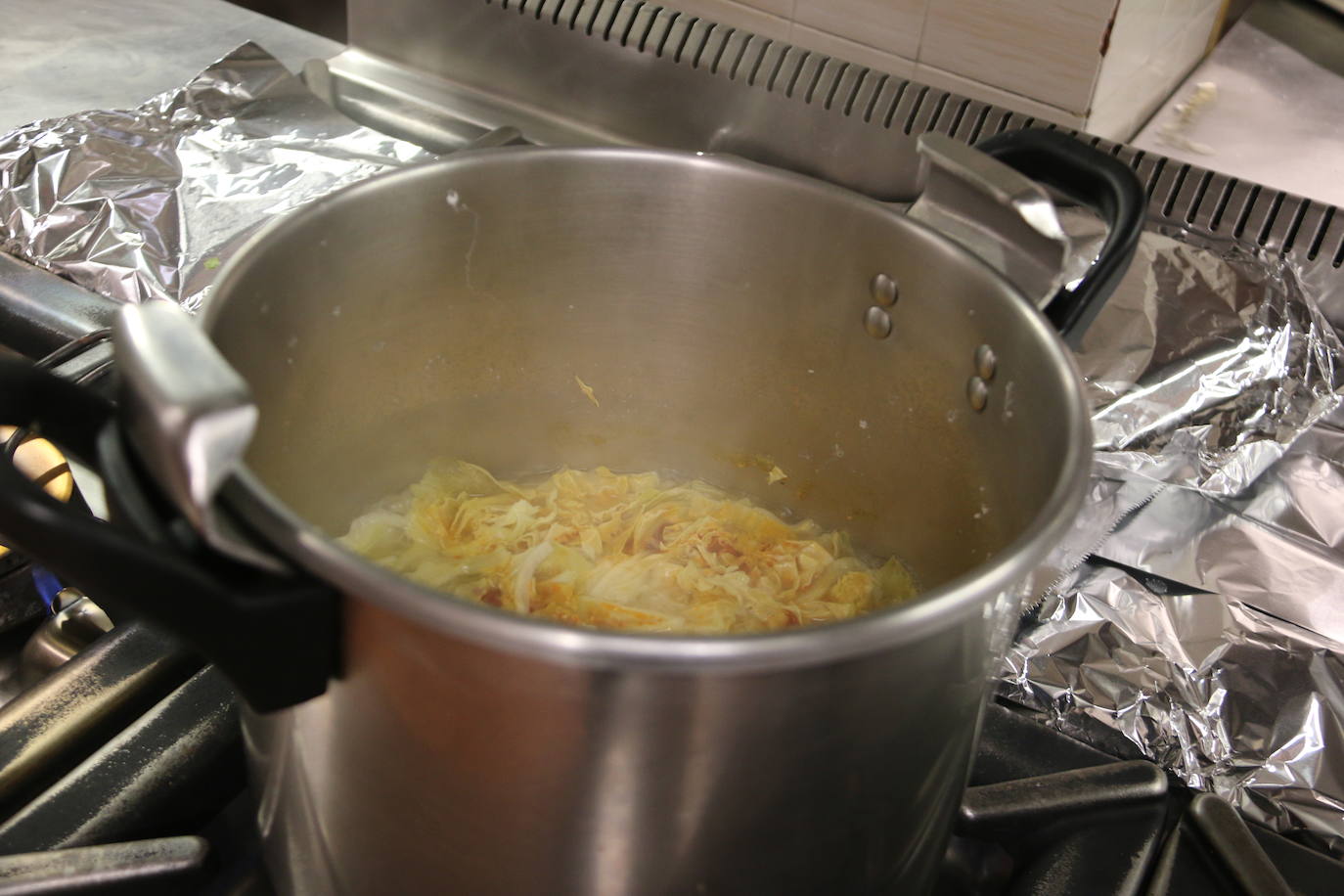 Preparativos del comedor social para las comidas de Navidad. 